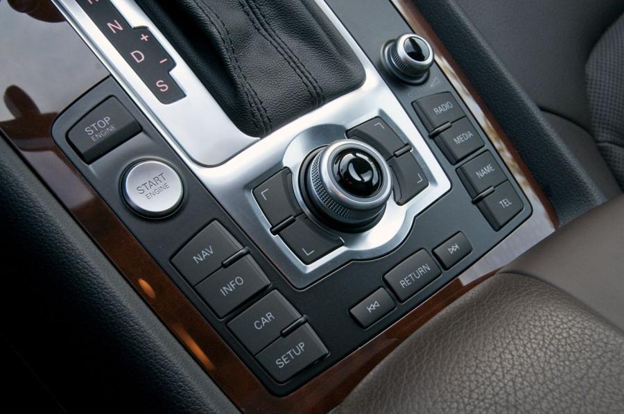 Детали интерьера Audi Q7 3.0T Quattro S-Line (4L) 2011 года  (NA) (фото 23 из 46)